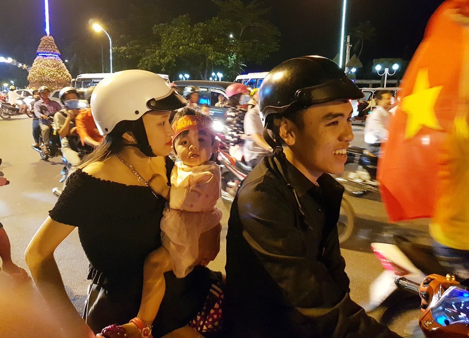 Hàng vạn cổ động viên "nhuộm đỏ" Hà Nội - 14 Hàng vạn cổ động viên "nhuộm đỏ" Hà Nội - 14