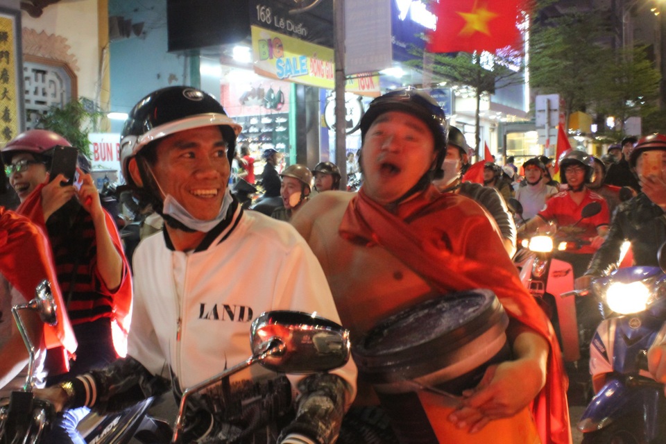 1.001 kiểu ăn mừng "bá đạo" của người hâm mộ Việt Nam - 22 1.001 kiểu ăn mừng "bá đạo" của người hâm mộ Việt Nam - 22