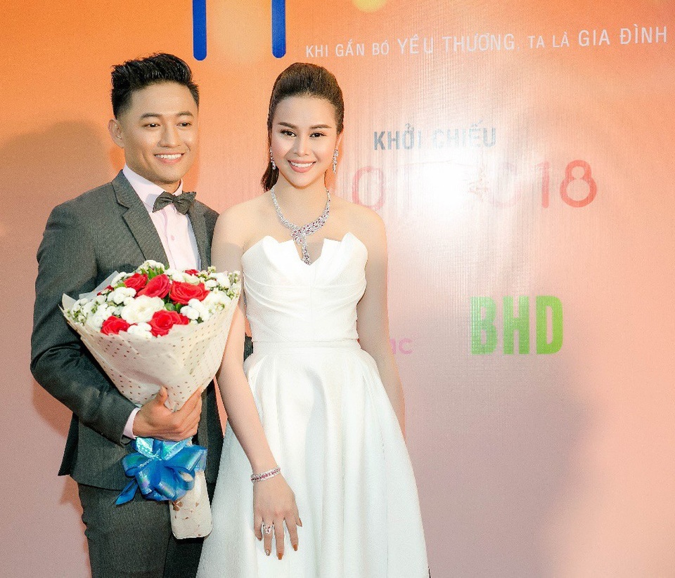 Hoa Hâu Sella Trương nổi bật với set đồ 3 tỷ và túi Hermes không đụng hàng - 2
Sella xinh đẹp trong bộ váy trắng của Lê Thanh Hòa và bộ trang sức kim cương
