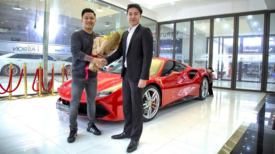 Ca sỹ Tuấn Hưng mang siêu xe đi phủ gốm - 3 ( Tuấn Hưng nhận lại xe từ tay ông Nguyễn Phước Duy - TGĐ Ceramic Pro Việt Nam)