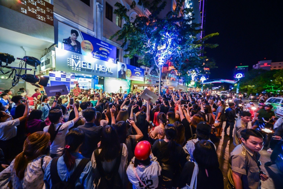 Mediheal lên tiếng đính chính sau sự việc ca sĩ Noo Phước Thịnh bị ném ly - 3 Đội ngũ an ninh đảm bảo an toàn tuyệt đối cho Noo Phước Thịnh tại sự kiện Mediheal khai trương showroom thứ 3 tối 5/1 tại phố đi bộ Nguyễn Huệ.