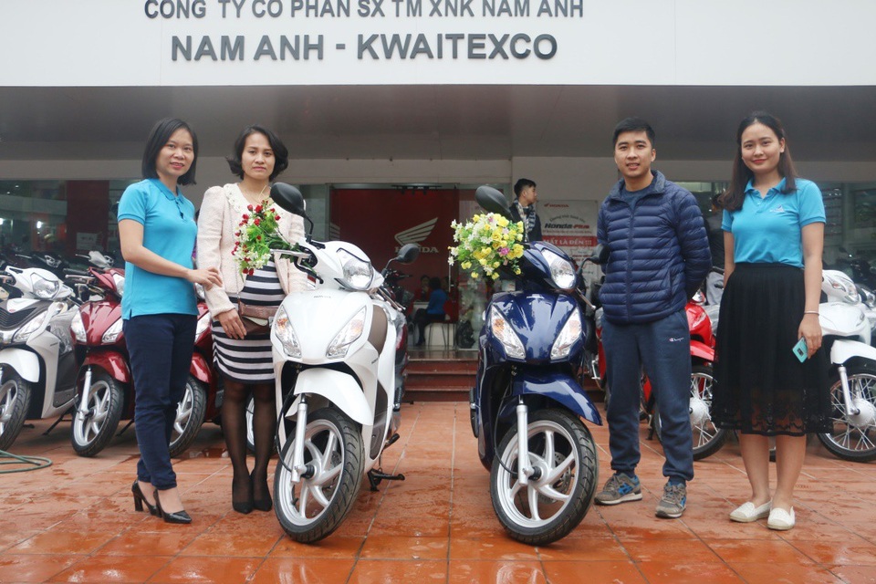 Quà tặng khủng dự án Hateco Apollo đã chính thức về tay chủ nhân - 3 Khách hàng Nguyễn Đức Tựa và Hà Thị Mai Ngọc nhận giải nhì là xe máy Honda Vision