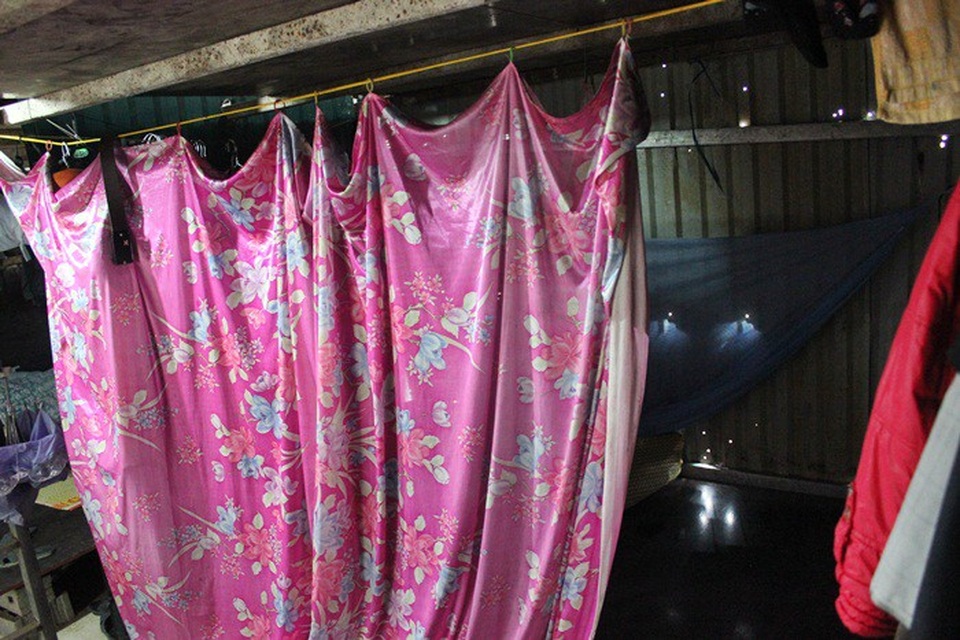Bất ngờ với "phòng hạnh phúc" dưới tầng hầm chung cư cao cấp - 4 Đây từng là căn phòng tân hôn của cặp vợ chồng công nhân xây dựng. Ảnh: Thanh Hải