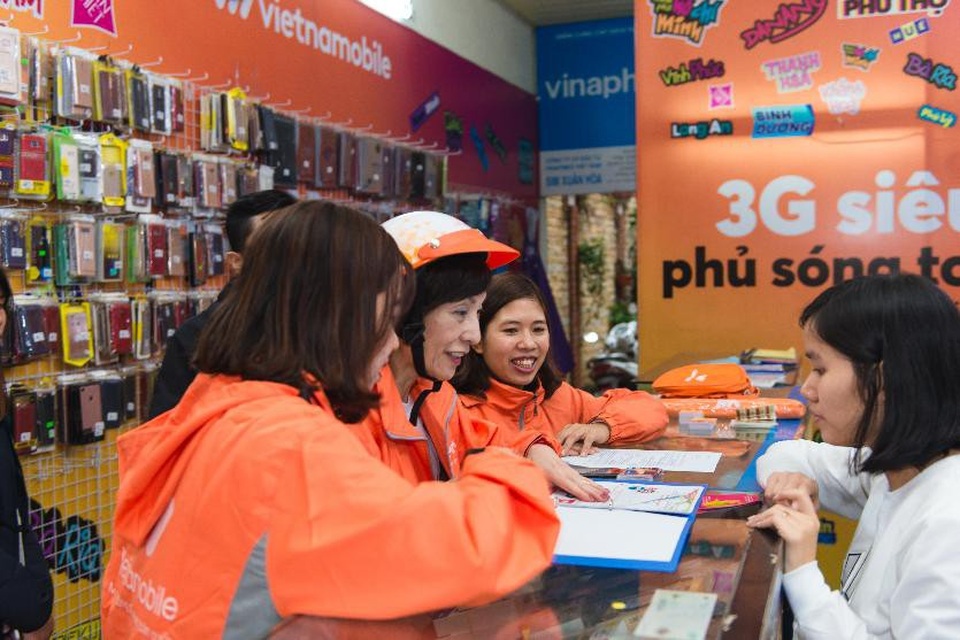 “Thánh SIM” làm dậy sóng thị trường viễn thông ngày đầu năm 2018 - 3 Với cương vị một Tổng giám đốc, bất chấp rào cản ngôn ngữ, bà vẫn nhiệt tình tư vấn, thuyết phục các chủ đại lý về những ưu đãi hấp dẫn của Thánh SIM.