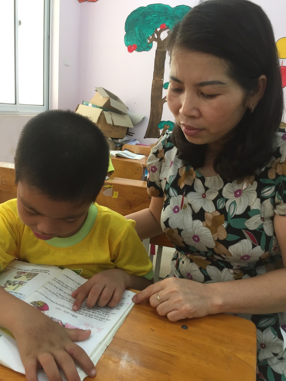 Cô giáo 11 năm đi vá tâm hồn của những trẻ "nhiễm H" - 3
Kiên nhẫn dạy các em đọc từng từ