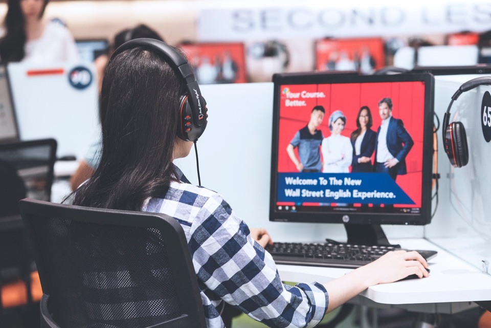 Ứng dụng công nghệ miễn phí giúp bạn học tiếng Anh hiệu quả hơn - 3
Học viên tự học các bài học tương tác trên máy tại Wall Street English Việt Nam.