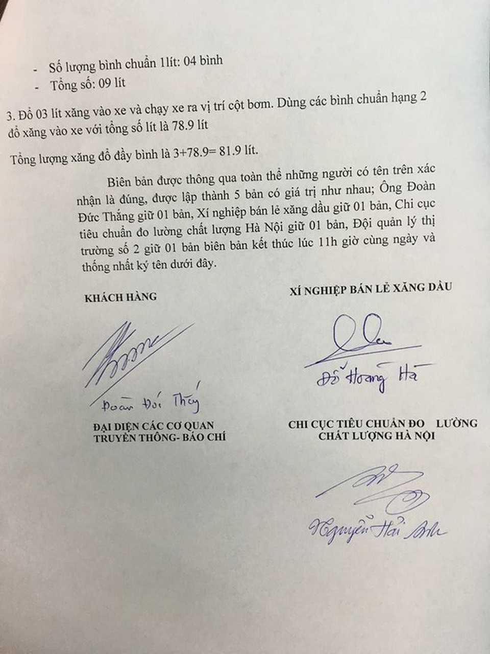 Hà Nội: Cây xăng bị tố đổ sai 10 lít được minh oan - 4 Các bên cùng ký vào biên bản đo kiểm nghiệm.