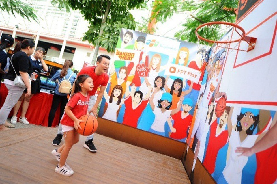 Hoàng Bách hào hứng hướng dẫn con gái ném bóng. Bên cạnh đó, nam ca sĩ Cho Tôi Trở Về Tuổi Thơ cũng thể hiện quyết tâm ủng hộ đội nhà với dự định sẽ mua vé giải đấu và tặng cho người hâm mộ của mình.