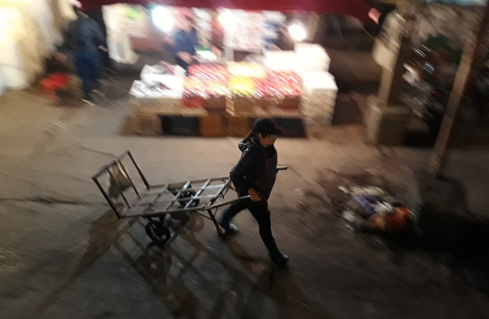 Trong số các phu xe, nhiều người phải xa chồng, xa con để vật lộn mưu sinh nơi xứ người. Ảnh: Ngọc Trang