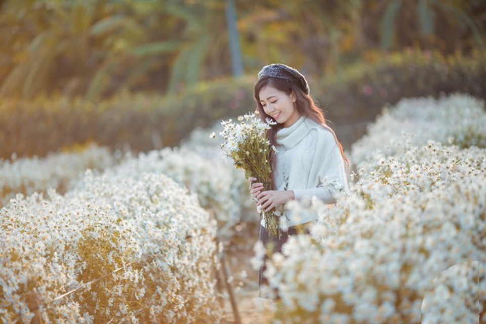 Ngất ngây trước vẻ đẹp tinh khôi của cô giáo đẹp nhất Hà Nội - 4
Mới đây, cô giáo trẻ khiến dân mạng mê mẩn bởi bộ hình nghệ thuật bên cúc họa mi.