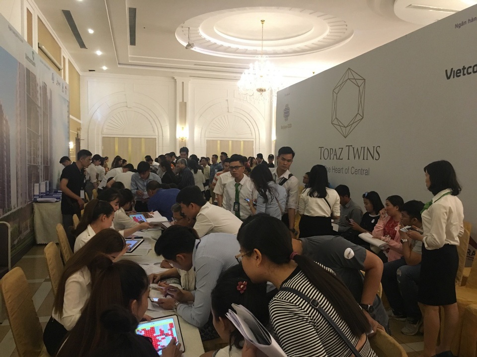 
Khách hàng chen nhau chọn căn trong lễ giới thiệu dự án Topaz Twins&nbsp; &nbsp; &nbsp; &nbsp;
