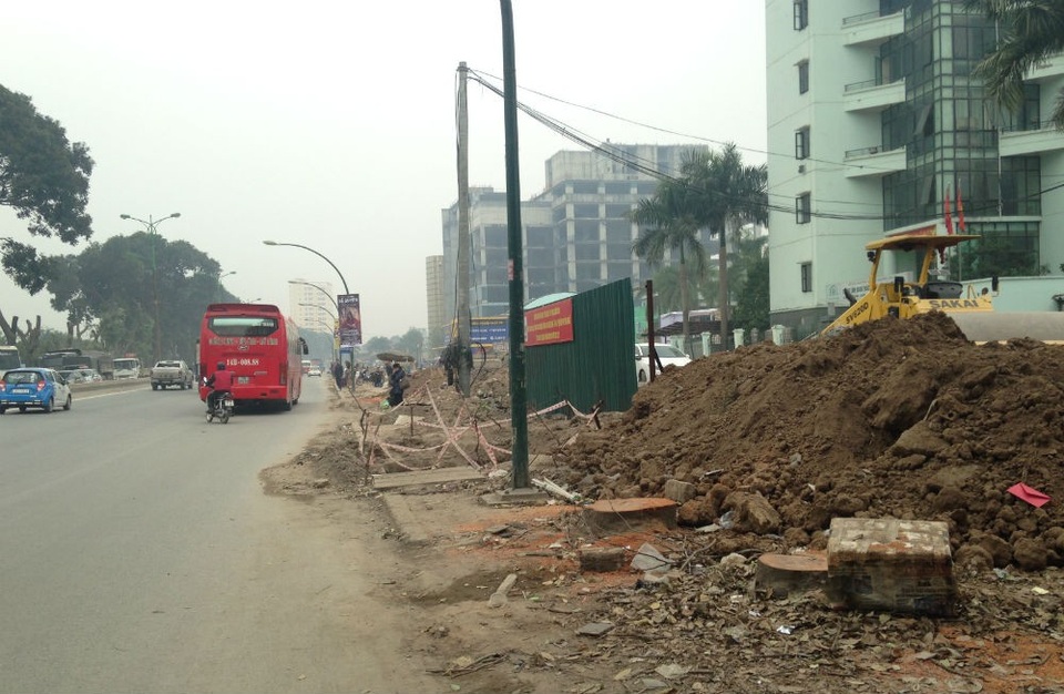 Căn hộ 85 tỷ đồng bỏ hoang bên đường vành đai 3 - 4
Tuyến đường đang được nâng cấp (Ảnh:Tuấn Linh)