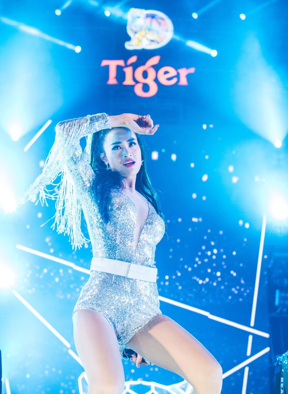 Đông Nhi chứng tỏ đẳng cấp của “nữ hoàng EDM” nhạc Việt với vũ đạo nóng bỏng qua các hit “khủng” như Bad boy, Xin anh đừng… trong đêm Tiger Remix tại Quy Nhơn