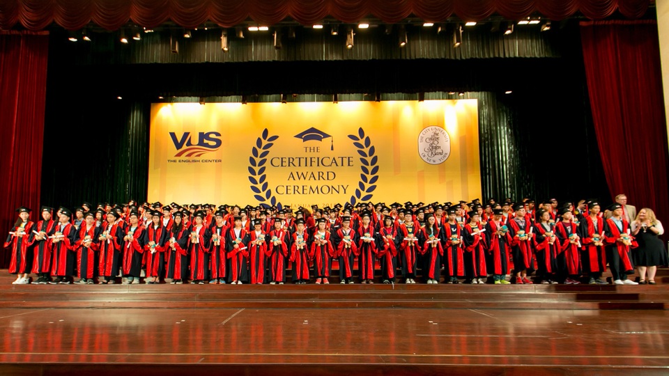 Anh văn Hội Việt Mỹ xác lập kỷ lục trao 99.775 chứng chỉ quốc tế cho học viên - 3 Anh văn Hội Việt Mỹ xác lập kỷ lục trao 99.775 chứng chỉ quốc tế cho học viên - 3