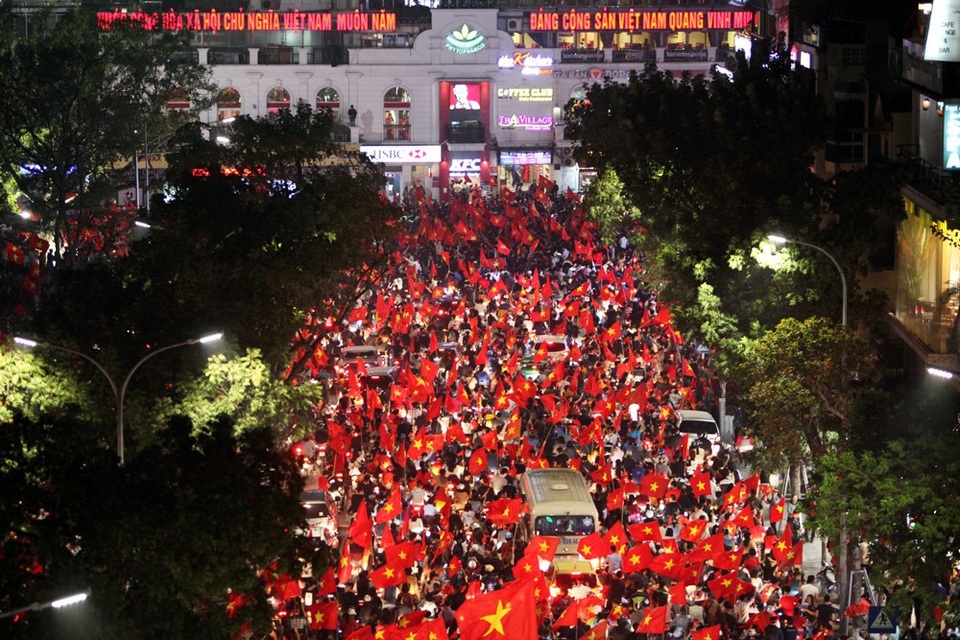 Hồ Gươm rợp cờ đỏ sao vàng sau chiến thắng nghẹt thở - 7 Hồ Gươm rợp cờ đỏ sao vàng sau chiến thắng nghẹt thở - 7