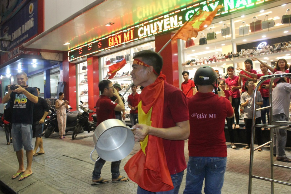 1.001 kiểu ăn mừng "bá đạo" của người hâm mộ Việt Nam - 23 Bất cứ thứ gì gõ ra tiếng đều được trưng dụng.