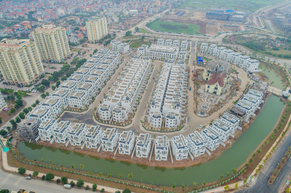 Vui xuân sang, đón lộc về nhà với cơ hội bốc thăm trúng thưởng lên đến 5,6 tỷ đồng - 3
Khách hàng hân hoan trang hoàng tổ ấm đón xuân khi được nhận bàn giao ngay đầu năm