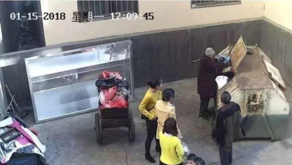 Lúc được tìm thấy, dây rốn của bé sơ sinh vẫn chưa được cắt