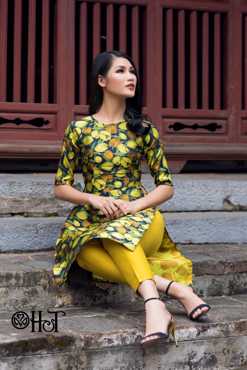 Mê mẩn với những mẫu áo dài cách tân đón xuân - 3 Sắc vàng luôn giúp bạn trở nên nổi bật hơn bao giờ hết dù thời tiết “khó tính” thế nào