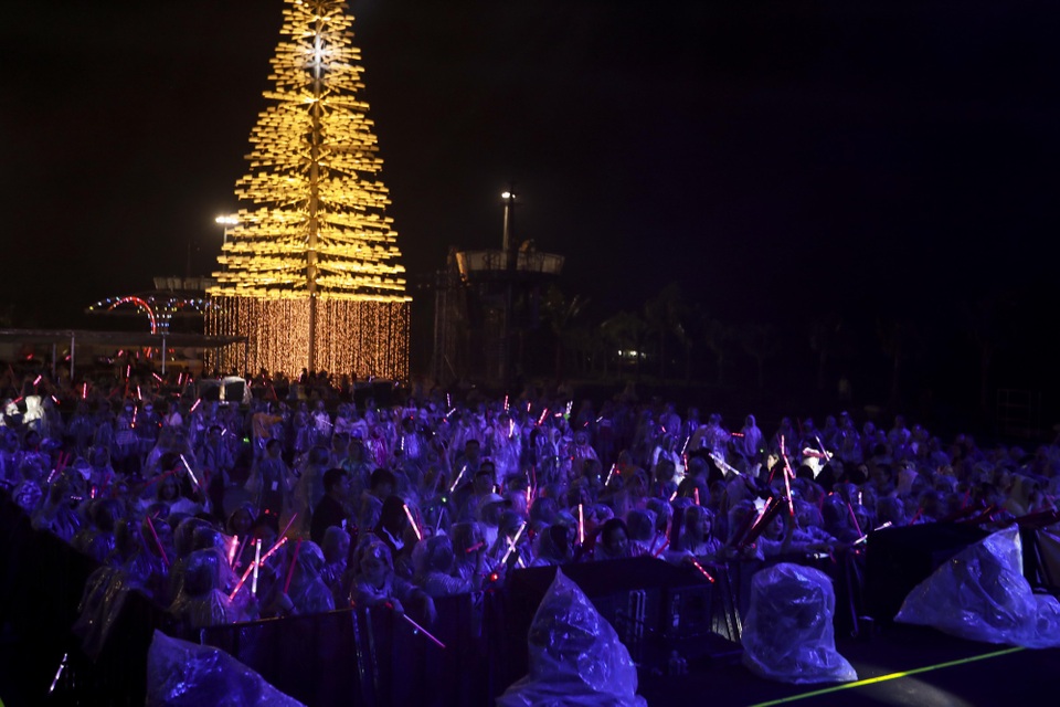 Fans Việt đội mưa xem dàn sao AOMG trình diễn trong đêm nhạc Midnight Kiss - 4 Fans Việt đội mưa xem dàn sao AOMG trình diễn trong đêm nhạc Midnight Kiss - 4