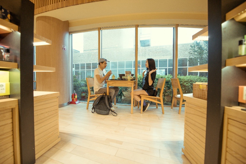 5 điểm du lịch nghỉ dưỡng nhất định phải đến khi tới Hàn Quốc - 4 Ngọc Anh vui mừng thưởng thức những chiếc bánh kem trà xanh thơm ngon
