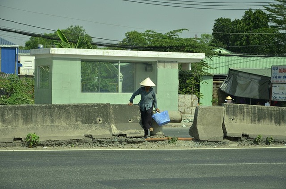 Một cụ bà cố len lỏi để băng qua đường