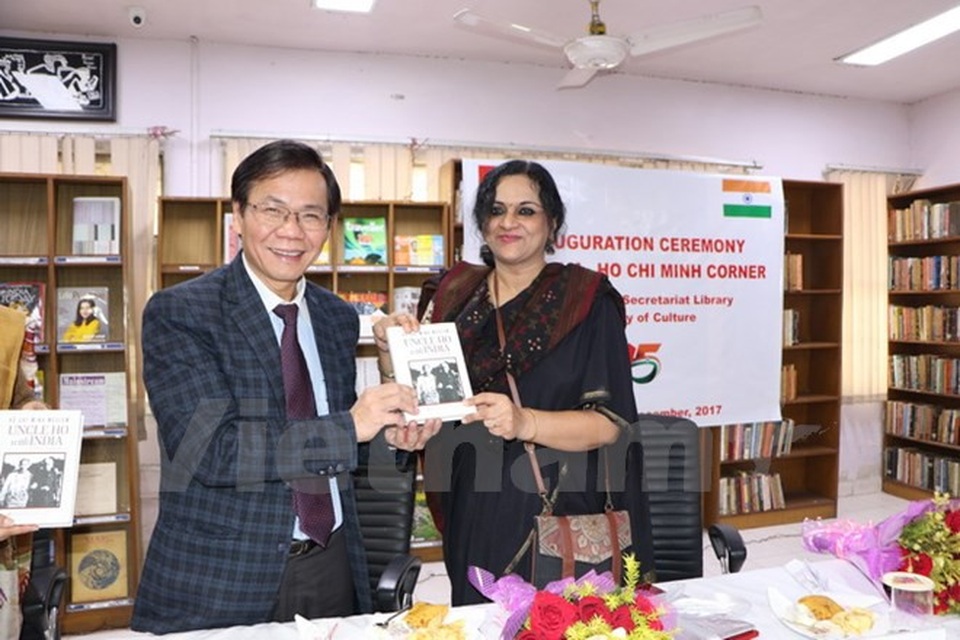 Khai trương phòng sách Việt Nam - Hồ Chí Minh đầu tiên ở New Delhi - 5
Đại sứ Việt Nam tại Ấn Độ Tôn Sinh Thành tặng cuốn “Bác Hồ với Ấn Độ” cho Trợ lý Bộ trưởng Văn hóa Ấn Độ Sujata Prasad. (Ảnh: Huy Bình-Minh Luyến/Vietnam+)