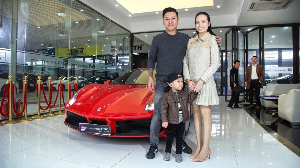 Ca sỹ Tuấn Hưng mang siêu xe đi phủ gốm - 4 ( Gia đình Tuấn Hưng hạnh phúc bên siêu xe được phủ gốm)