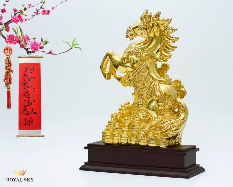 Bắt nhịp xu hướng quà tặng Tết 2018 - 4 Đặc biệt, quà tặng mạ vàng còn có ý nghĩa phong thủy và tâm linh to lớn bởi mỗi bức tượng mạ vàng đều tượng trưng cho một nguồn linh lực mạnh mẽ, khi được đặt ở vị trí phù hợp với phong thủy của ngôi nhà sẽ giúp cho gia chủ cầu được ước thấy. Nếu bạn mong ước có được cuộc sống hạnh phúc, bình an, hóa giải điều dữ, mang đến điều lành thì tượng Phật Di lặc với nụ cười đôn hậu sẽ là lựa chọn tốt nhất. Còn nếu bạn mong muốn có một năm mới thịnh vượng, may mắn, tài lộc phú quý, thăng quan tiến chức thì hãy lựa chọn tượng Cóc Thiềm Thừ hoặc tượng Tam đa. Riêng với Tết 2018, tượng Tuất mạ vàng đang là mặt hàng được “săn tìm” nhiều nhất vì là linh vật đại diện cho năm nay, mang đến tiền tài, may mắn và thịnh vượng cho gia đình.