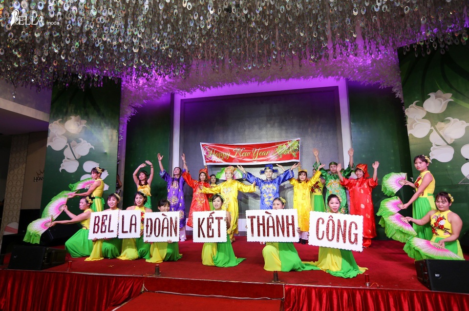 Bên cạnh những tiết mục văn nghệ mang đậm dấu ấn văn hóa của Bella Moda như: Tiểu phẩm “Táo Idol”, 5 tiết mục đạt giải cao nhất trong cuộc thi Bella moda’s Got Talent: Múa “Sắc Hoa” và vũ điệu Flamenco– xưởng Đan Phượng, múa hát “Cô đôi thượng ngàn” và “Giấc mơ trưa” – xưởng Tố Hữu, hát “Điệp khúc mùa xuân” – phòng Kinh doanh – Marketing… còn có những tiết mục giao lưu từ các nghệ sỹ khách mời: Tiểu phẩm “Người ngựa – ngựa người” - nghệ sỹ Xuân Nghĩa, bài hát “Chuyến đò quê hương” – nghệ sỹ Trà My và đặc biệt là màn song ca “Lắng nghe mùa xuân về” được thể hiện bởi CT HĐQT Lê Thị Minh Ngân và ca sỹ Thế Phương Idol.