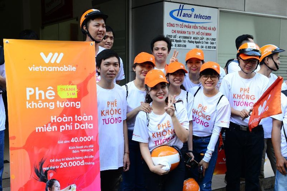 “Thánh SIM” làm dậy sóng thị trường viễn thông ngày đầu năm 2018 - 4 Hòa cùng không khí tưng bừng tại Hà Nội, ở Hồ Chí Minh cũng sôi động không kém.