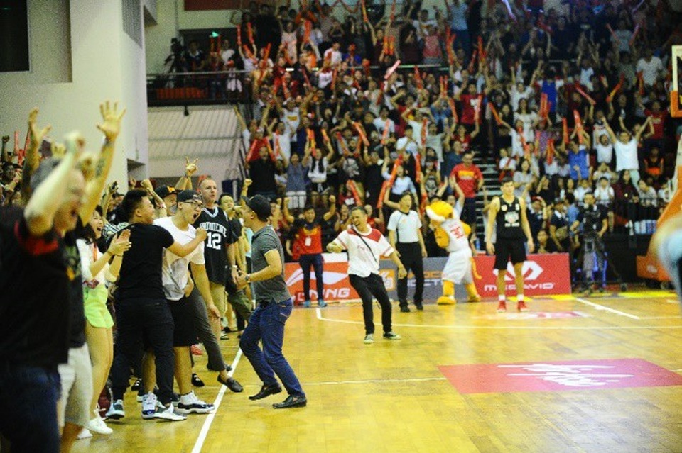 Không nằm ngoài mong đợi ban đầu của nam ca sĩ, cổ động viên trên sân CIS đã vỡ òa sung sướng trước bàn thắng xuất sắc mang tính quyết định trong10s giây cuối trận đấu của Saigon Heat. Tuyển nhà đã đánh bại Chong Son Kung Fu - đội bóng giữ kỷ lục bất bại từ đầu mùa giải với tỷ số 96 -93, tạo nên sự bùng nổ bất ngờ tại ABL 2017- 2018.