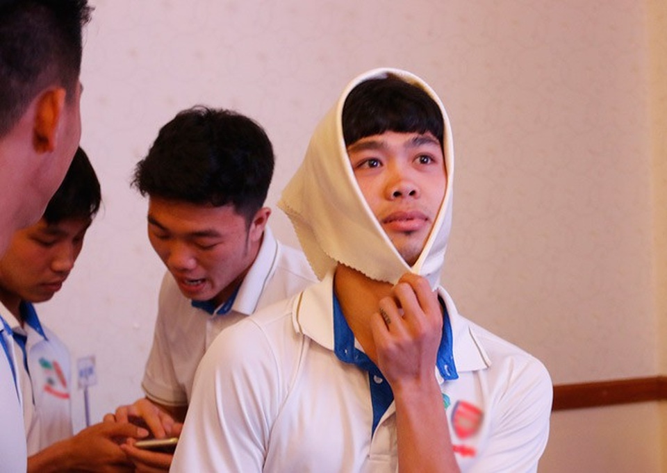 Bất ngờ trước tài ca hát của các cầu thủ U23 Việt Nam - 3 Công Phượng ngơ ngác đóng giả gái trong tiết mục văn nghệ của tập thể khi hát Ông bà anh