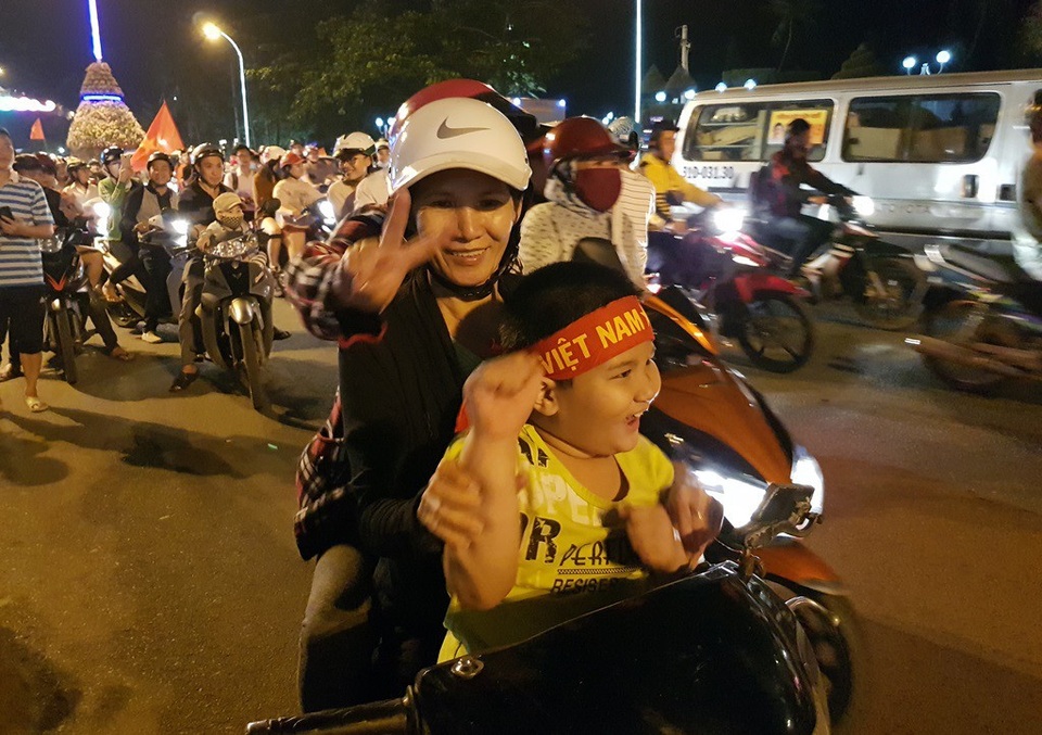 Hàng vạn cổ động viên "nhuộm đỏ" Hà Nội - 16 Nụ cười tưng bừng của một em bé Nha Trang trên đường đi ăn mừng chiến thắng của U23 Việt Nam