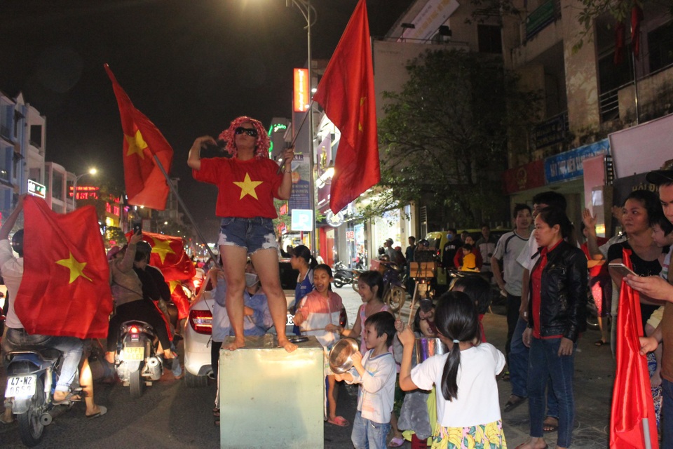 1.001 kiểu ăn mừng "bá đạo" của người hâm mộ Việt Nam - 24 1.001 kiểu ăn mừng "bá đạo" của người hâm mộ Việt Nam - 24