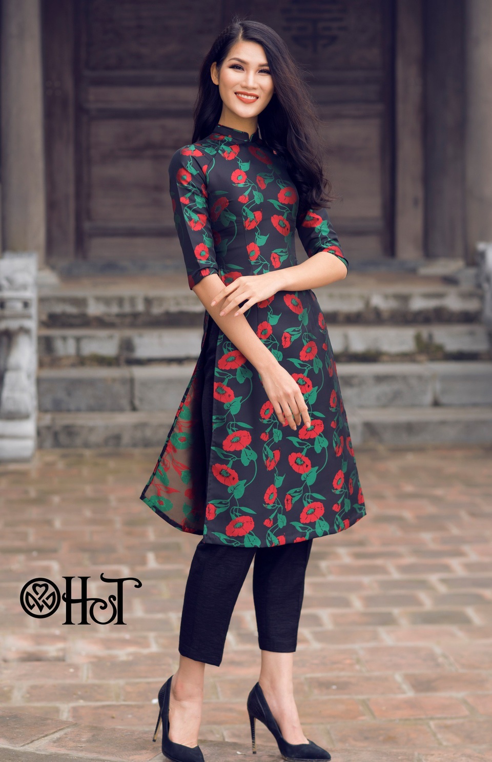 Mê mẩn với những mẫu áo dài cách tân đón xuân - 4 Taffta luôn là chất liệu được lựa chọn nếu chị em muốn che khuyết điểm cơ thể khi mặc áo dài