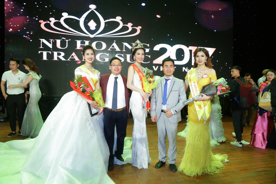 Đăng quang Nữ hoàng trang sức Việt Nam, Mỹ Duyên sở hữu vương miện 1,5 tỷ đồng - 5 Tân nữ hoàng trang sức chụp hình lưu niệm cùng với 2 Á hoàng và ban tổ chức.