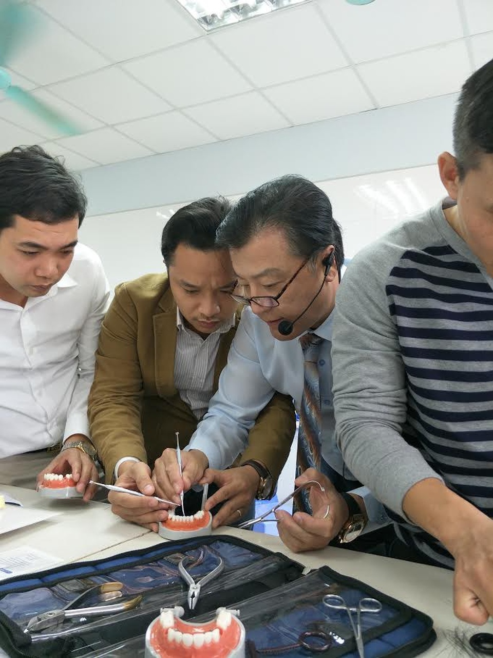 Ths.Bs Nguyễn Tuấn Dương: Khi cái nghề trở thành niềm đam mê - 5 Bs Yoen Bum Choi hướng dẫn Bs Nguyễn Tuấn Dương và đội ngũ y bác sĩ cập nhật các kỹ năng lâm sàng, thực hành mới về chỉnh nha mắc cài mặt lưỡi (mặt trong)