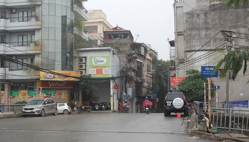 Mỗi ngày mất 300 nghìn gửi xe, nhiều người bỏ cuộc chơi xế hộp - 5
Anh Đỗ Văn Thiệp (phường Bạch Đằng, quận Hai Bà Trưng) cho biết, từ hôm qua anh đã đi taxi đến cơ quan bởi khu vực đỗ xe gần cơ quan (phố Lê Đại Hành) chuyển sang thu phí theo giờ. “Tính ra ngày làm việc 8 tiếng, tôi sẽ mất hơn 300 ngàn đồng tiền gửi xe. Tôi đã nghe nói sẽ tăng giá gửi xe nhưng không nghĩ lại nhanh như thế. Lẽ ra phải tăng có lộ trình để mọi người còn xoay xở, anh Thiệp đề xuất.