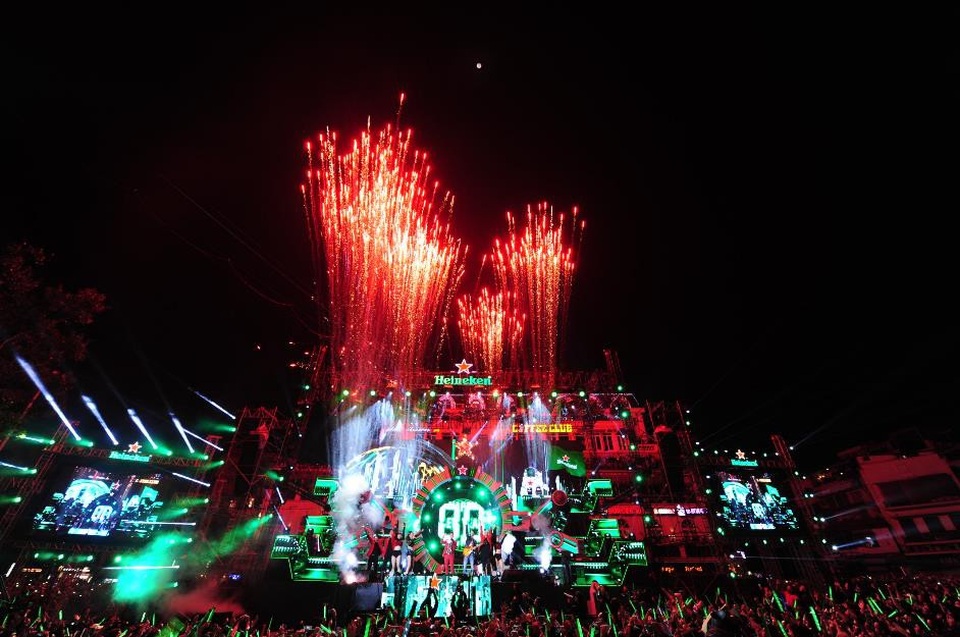 Khoảnh khắc đón chào những giây phút đầu tiên của năm mới như một nốt thăng hoàn hảo cho bữa tiệc thịnh soạn của cảm xúc, âm nhạc và ánh sáng tại Heineken Countdown Party 2018.