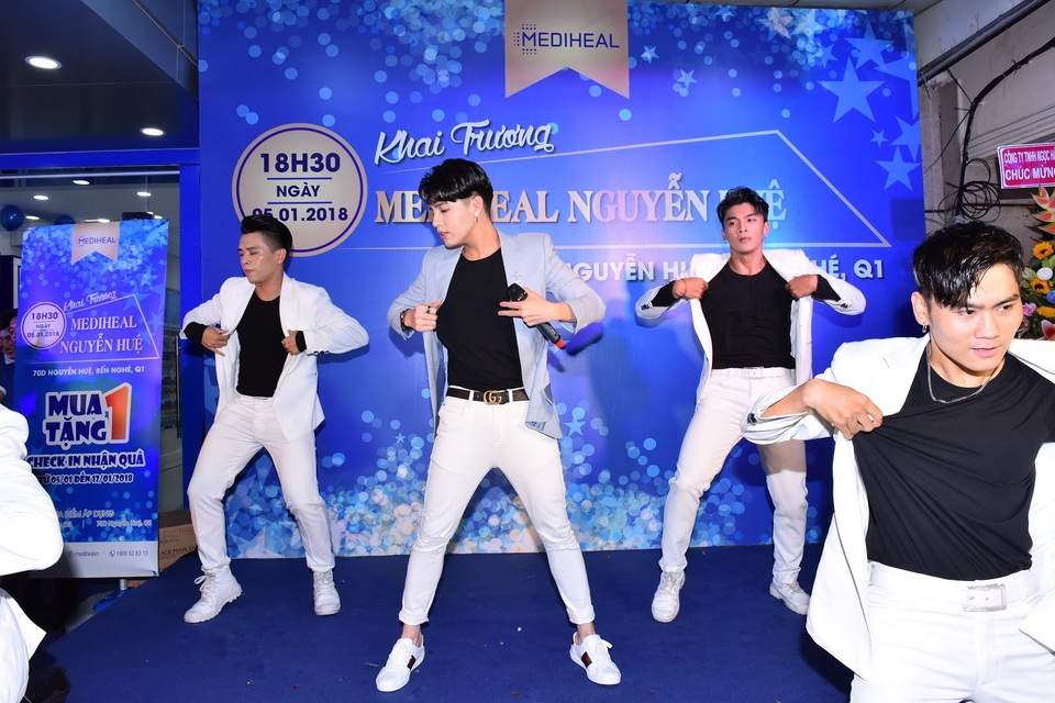 Mediheal lên tiếng đính chính sau sự việc ca sĩ Noo Phước Thịnh bị ném ly - 5 Ca sĩ Noo Phước Thịnh tham gia biểu diễn trong tiếng hò reo của khán giả tại phố đi bộ Nguyễn Huệ