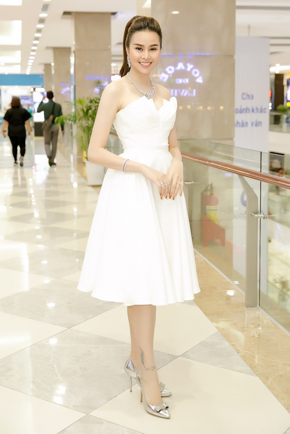 Hoa Hâu Sella Trương nổi bật với set đồ 3 tỷ và túi Hermes không đụng hàng - 5 Sella Trương rất yêu thích phim ảnh, cô nàng thường xuyên theo dõi các dự án điện ảnh trong và ngoài nước. Người đẹp cho biết, nền điện ảnh Việt Nam đang có những bước tiến vượt bậc và cô hy vọng bản thân cũng sẽ có được những dự án thú vị để góp sức.