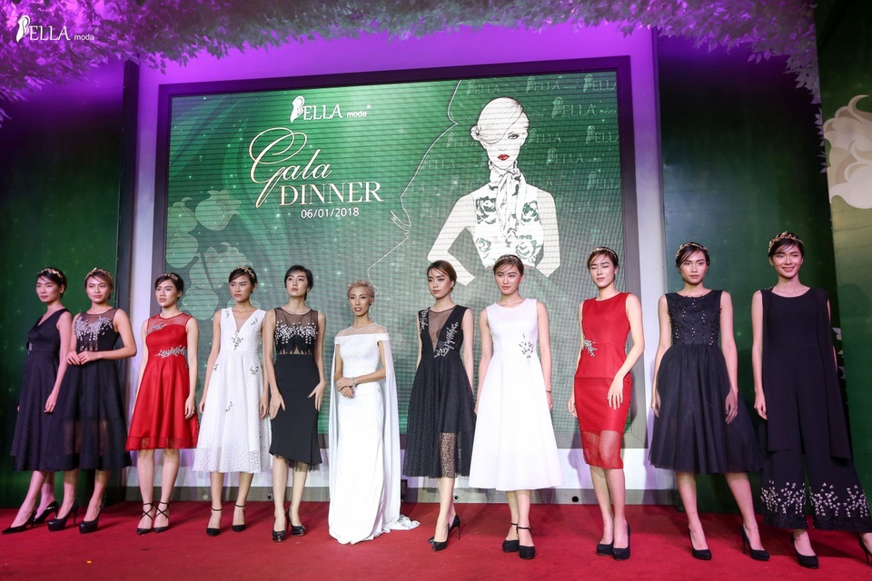 Chương trình Gala dinner 2017 còn là dịp để Bella Moda cho ra mắt 02 dòng sản phẩm mới: Bella Luxury và Bella Basic. Bella Basic là dòng thời trang ứng dụng, tối giản trong thiết kế và hợp lý về giá thành, đáp ứng được mọi nhu cầu về thời trang của phái đẹp trong cuộc sống hàng ngày. Trong khi đó, dòng Bella Luxury với các thiết kế cầu kỳ, chất liệu cao cấp và số lượng phiên bản có hạn sẽ là lựa chọn tuyệt vời dành cho những quý cô muốn thể hiện đẳng cấp và cá tính thời trang của mình. Sự ra đời của 2 dòng sản phẩm Bella Basic và Bella Luxury tựa như lời khẳng định về sự đa dạng trong phong cách thiết kế, đồng thời là bước đệm quan trọng nhằm đưa Bella Moda tiến tới tầm nhìn trở thành tập đoàn thời trang mang tầm quốc tế.
