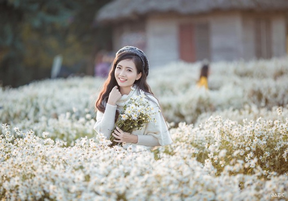 Ngất ngây trước vẻ đẹp tinh khôi của cô giáo đẹp nhất Hà Nội - 6
Cô say mê ghi lại khoảnh khắc đẹp bên các loài hoa.