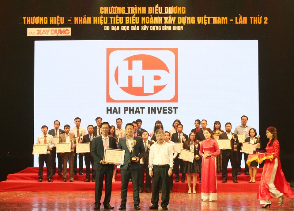 Hải Phát đón nhận “mưa giải thưởng” trong nước và quốc tế - 4 Ông Nguyễn Ngọc Thám – Trưởng ban Quản lý dự án Roman vinh dự lên nhận Giải thưởng