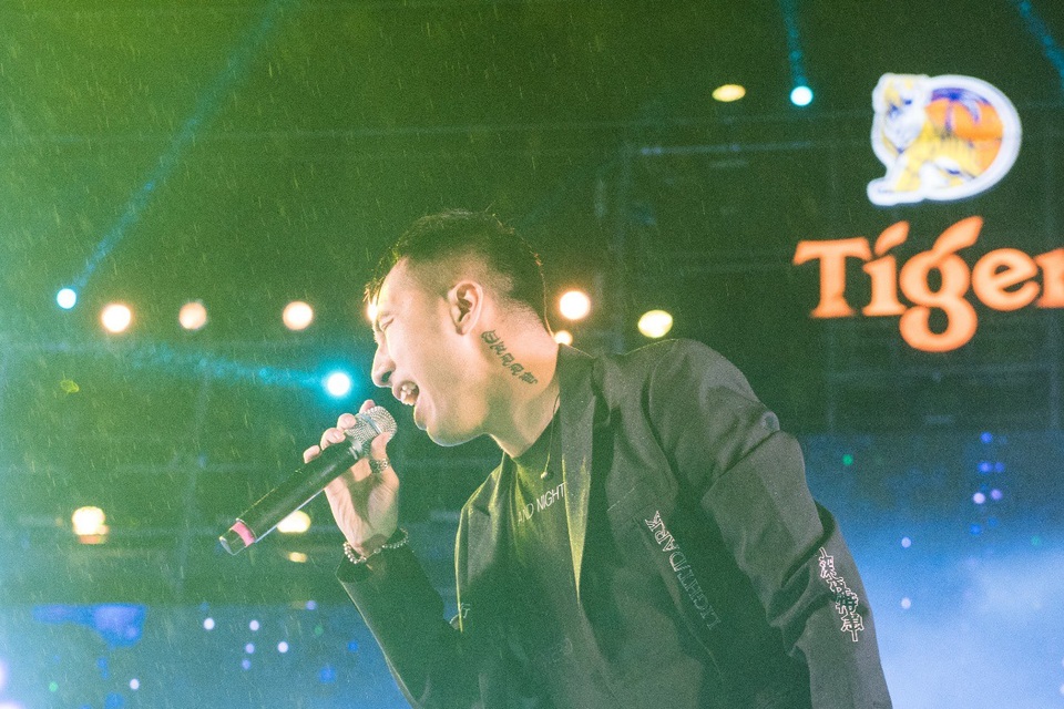 Đến lượt “Phù thủy tạo hit” OnlyC tặng khán giả những bài hát nổi tiếng của mình như Yêu là “tha thu”, Đếm ngày xa em, Anh đã sai… OnlyC cũng chính là giám đốc âm nhạc của Tiger Remix năm nay