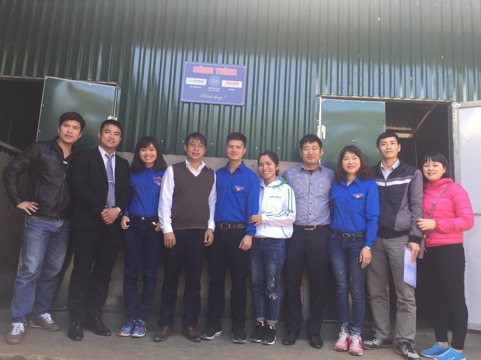 Niềm vui đón Tết của học sinh Tìa Dình - 5
Đại diện công ty Hải Phong JSC, Công ty Fecon, Cục Bản đồ Bộ Tổng tham mưu và Trường Đại học Mỏ - Địa chất trao tặng công trình nhà ở bán trú cho Trường PTDT Bán trú Tiểu học Tìa Dình.