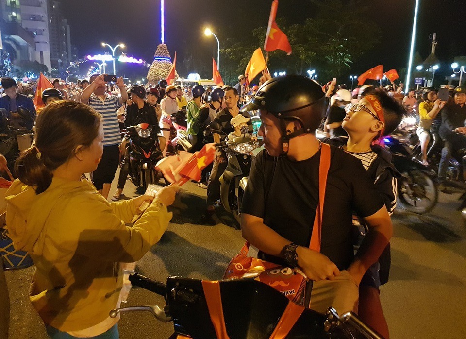 Hàng vạn cổ động viên "nhuộm đỏ" Hà Nội - 17 Hàng vạn cổ động viên "nhuộm đỏ" Hà Nội - 17