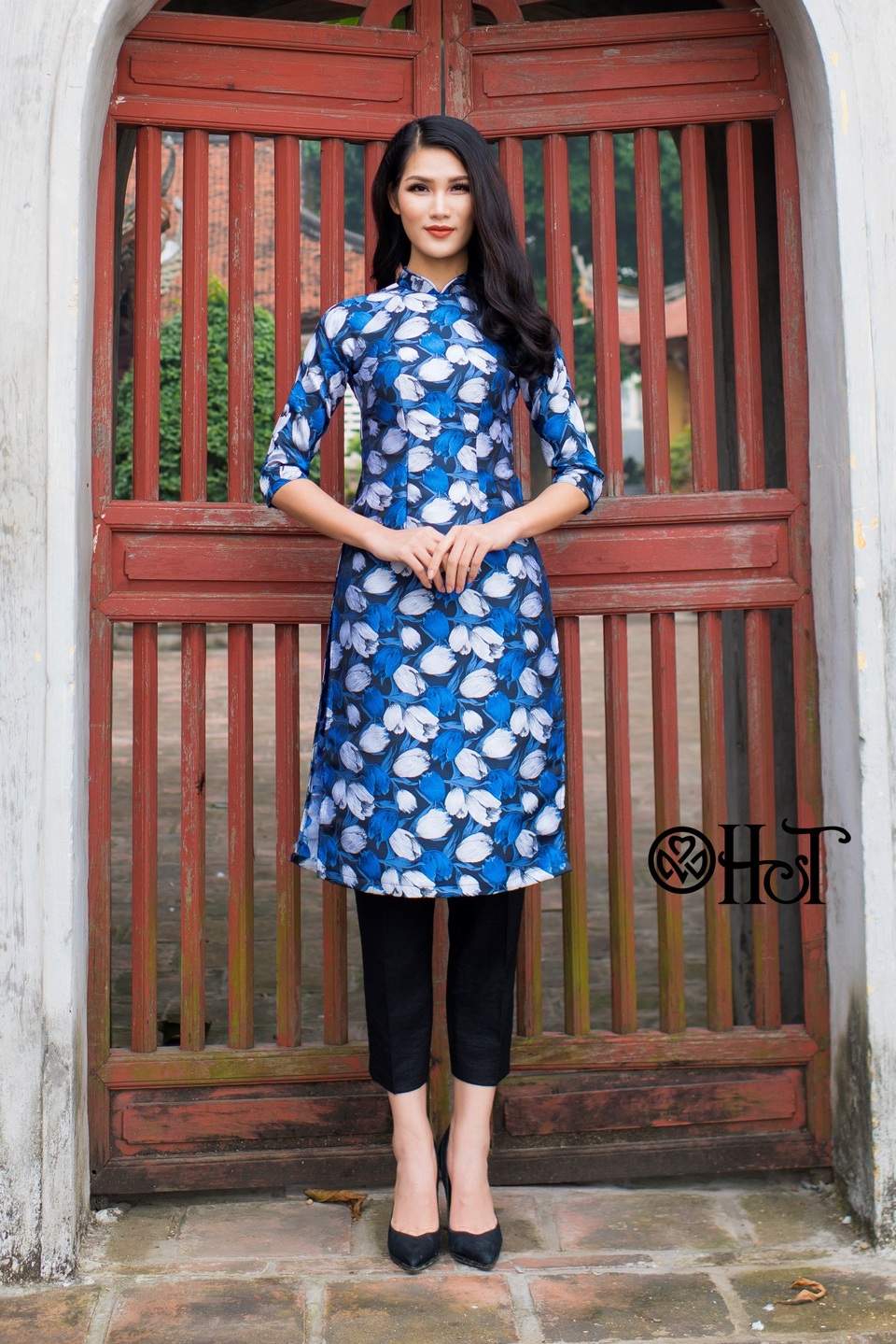 Mê mẩn với những mẫu áo dài cách tân đón xuân - 5 Những màu sắc như đỏ, xanh lá, xanh coban, vàng …đem đến nhiều sự lựa chọn cho các tín đồ yêu thích thời trang.