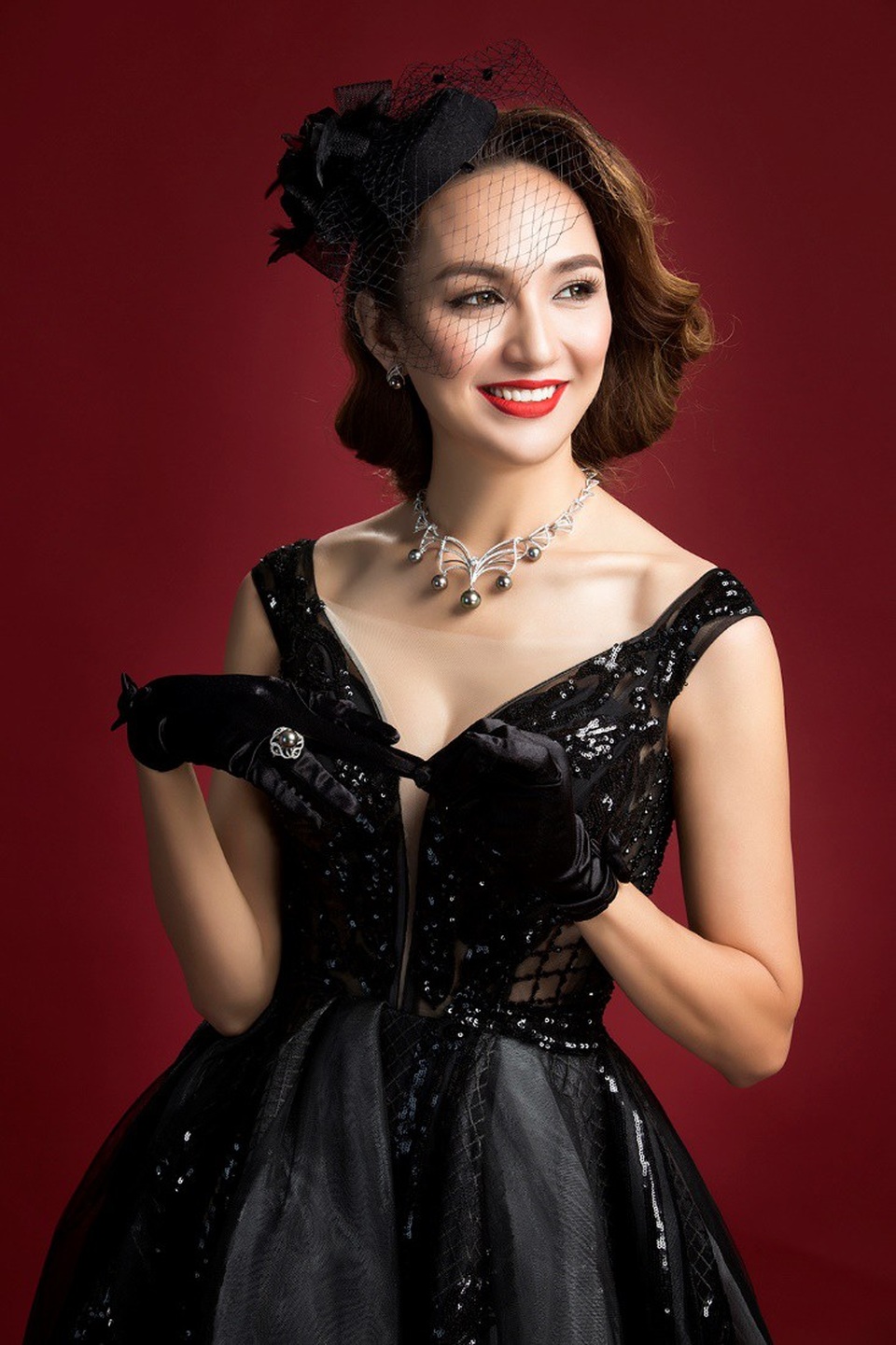 Trong một phong cách nữ quý tộc, Ngọc Diễm diện váy đen quyến rũ, đi cùng là vòng cổ ngọc trai Nữ hoàng, thể hiện quyền lực mềm của phái đẹp.